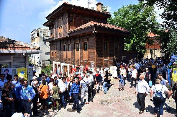 Yapılan açıklamanın ardından İYİ Partililer Akşener'in evini önünde toplanarak partinin yeniden başına geçmesini istemişti.