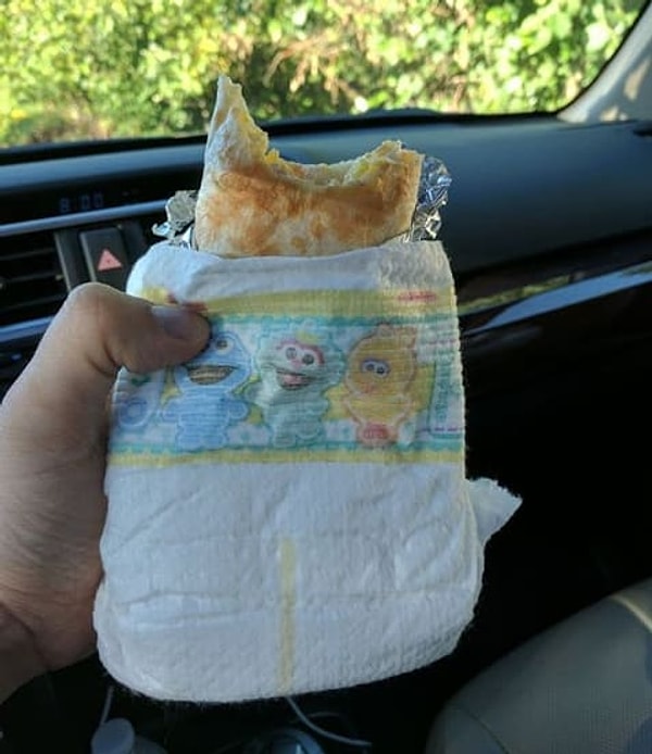 1. Как вам этот папа, который додумался использовать подгузник, чтобы его шаверма не протекла?