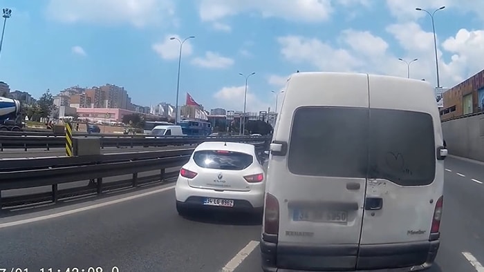 Trafikte Kaza Yaptıktan Sonra Elinde Sopayla Gelen Genci Muhteşem Bir Şekilde Sakinleştiren Adam