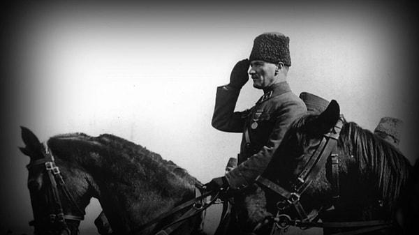 Şehitler adına okunan duada Mustafa Kemal Atatürk'ün adının hiç anılmaması üzerine salonda bulunan İrevül tepki gösterdi.