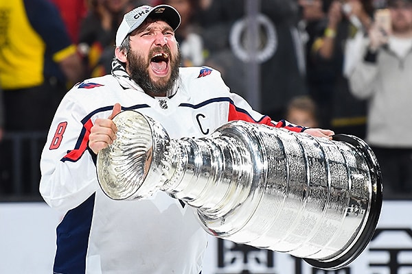 1. Обладатель Кубка Стэнли Александр Овечкин заработал за год 14,5 млн долларов, что позволило ему стать лидером рейтинга.