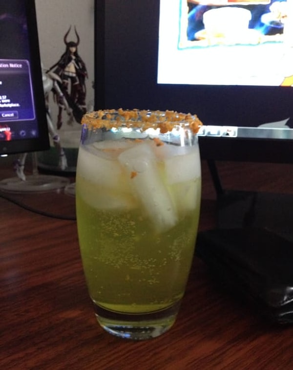 23. Маргарита из газировки с солёной каёмкой из крошек чипсов на бокале...