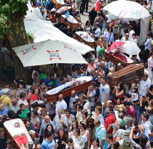 Молитвы являются своего рода благодарностью, ведь чудо случилось, и эти люди по-прежнему живы!