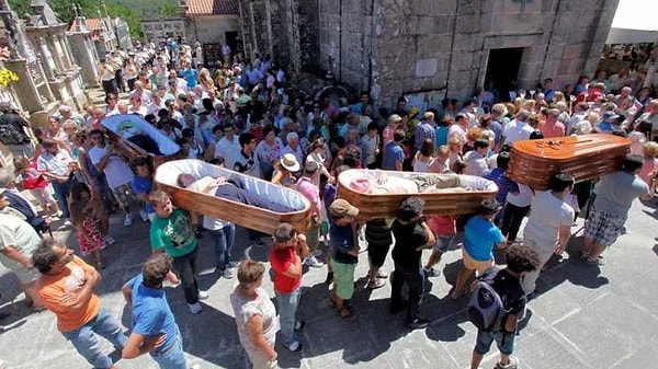 А после шествия и молитв (вы не поверите!) наступает время фейерверков и танцев.