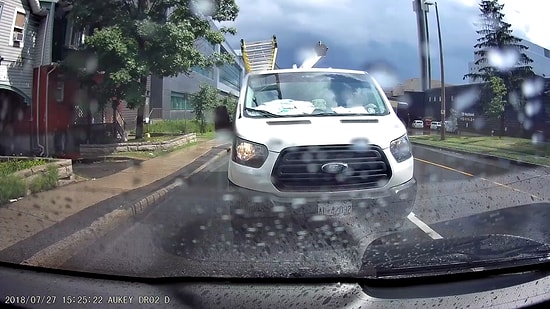 Kaldırımda Yürüyen İnsanları Yolun Kenarında Biriken Sudan Hızla Geçerek Islatan Şoför