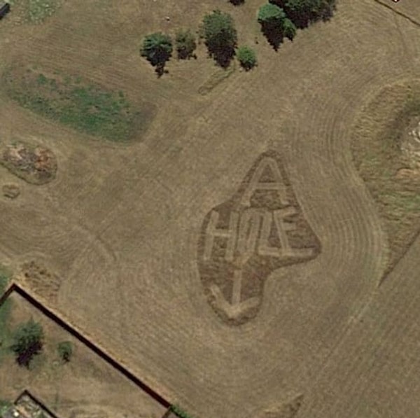 4. Этот сосед хочет, чтобы все пользователи Google Earth знали, что он думает о вашем доме.