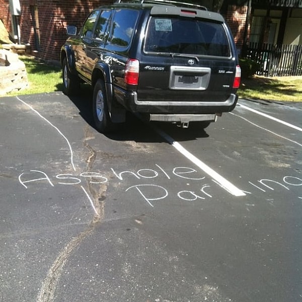 11. А этот сосед плевал на всех других: его большой машине нужно много места!