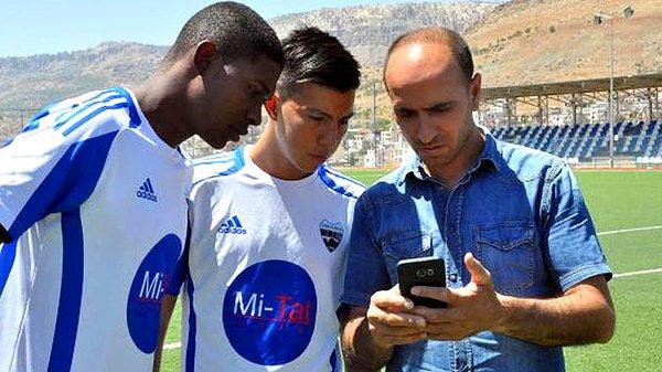 İki futbolcu ile teknik heyet ve kulüp yöneticileri, Çermik'te İspanyolca bilen olmadığı için cep telefonlarına indirdikleri çeviri uygulaması üzerinden iletişim kuruyor.