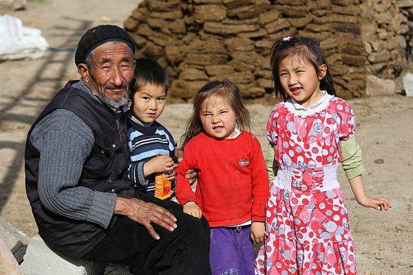 1. 1982 yılında Afganistan’ın Pamir Dağları'ndan Van'ın Erciş ilçesine iltica etmek zorunda olan Kırgız Türklerini bilmeyenimiz yoktur.