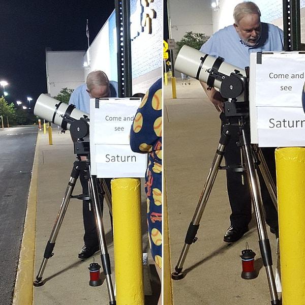 18. Bu adam Satürn'ü gözlemleyebilmeleri için insanlarla teleskobunu paylaşıyor.