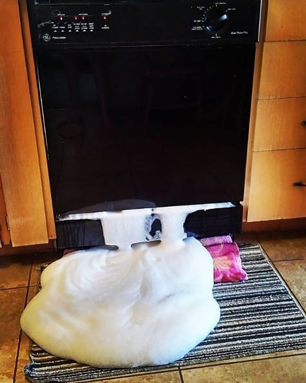 8. "Вот что случилось, когда я единственный раз в жизни попросила мужа загрузить посудомоечную машину"