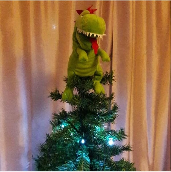 10. "Так мой муж украсил елку к Новому году"