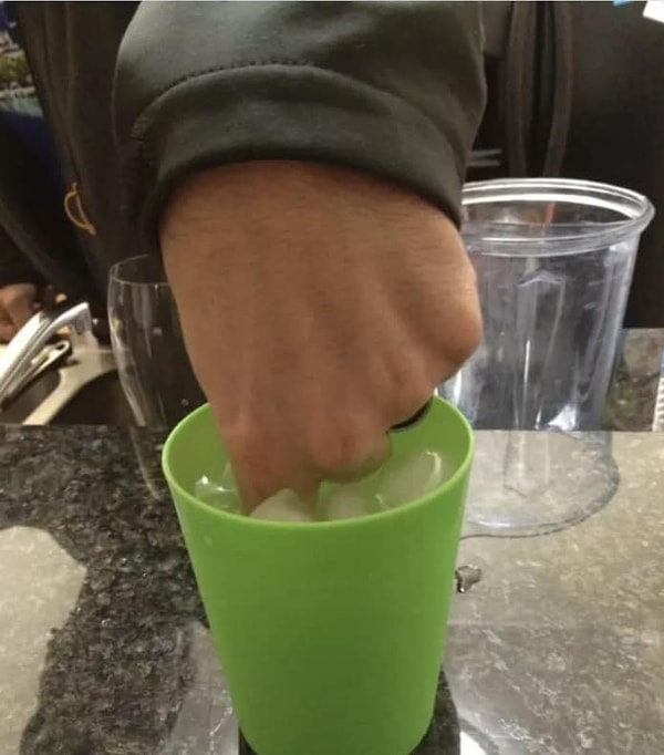 12. Жена просто попросила мужа размешать ее коктейль и тут же пожалела об этом