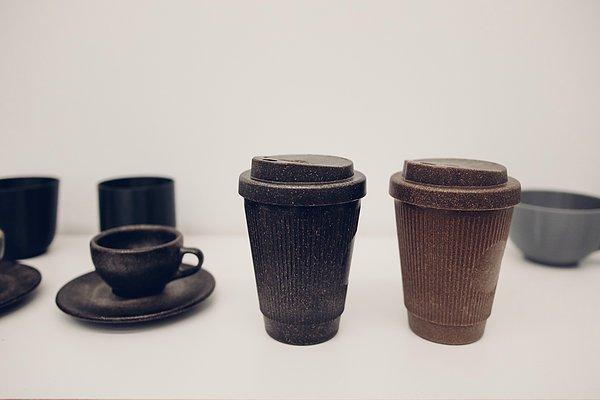 Alman tasarımcı Julian Lechner'ın kahve posasını biyo-polimerlerle karıştırarak elde ettiği fincan ve bardaklar bulaşık makinelerinde de rahatlıkla yıkanabiliyor.