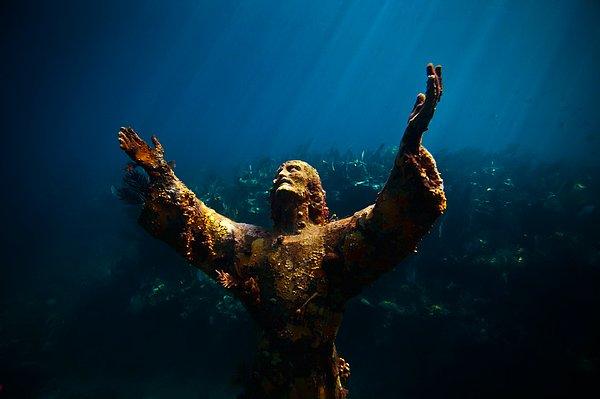 15. 'Christ of the Abyss' İtalya'nın kıyılarına yakın, Akdeniz'in içinde batmış olan bronz bir heykel.
