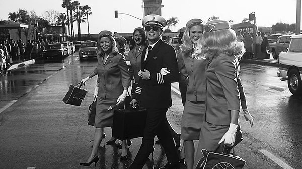 3. Какого цвета была форма у стюардесс, которыми окружил себя Фрэнк Эбигнейл в фильме "Поймай меня, если сможешь"?