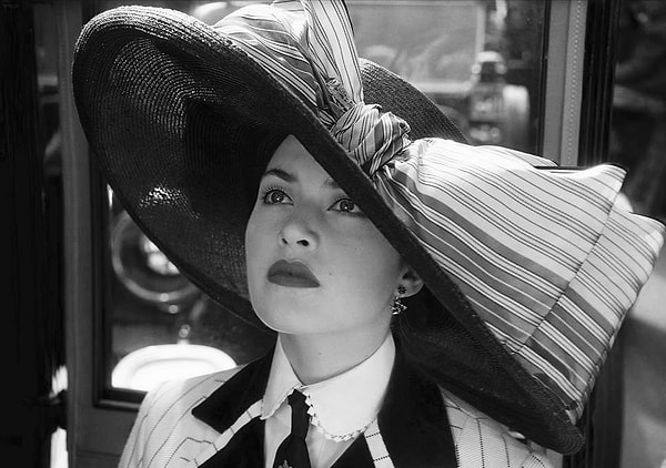 4. В какого цвета шляпке Роуз Дьюитт Бьюкейтер поднималась на борт "Титаника" в одноименном фильме?