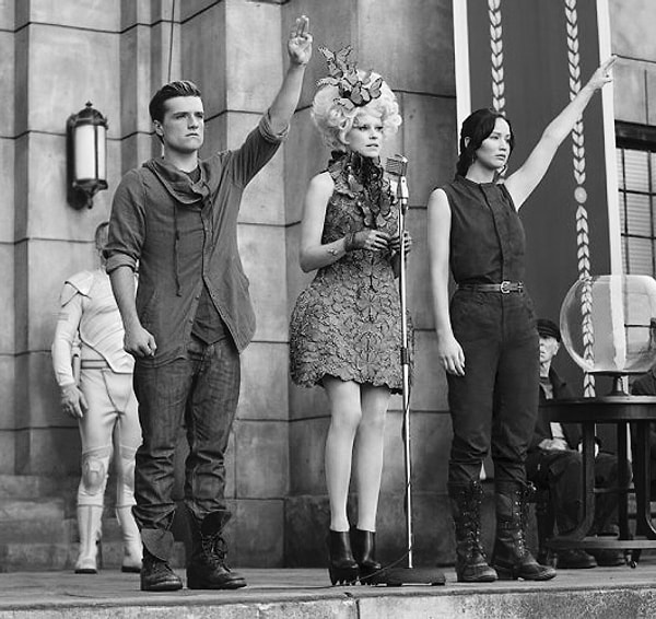 6. Какого цвета экстравагантное платье Эффи Бряк на этом кадре из фильма "Голодные игры: И вспыхнет пламя"?