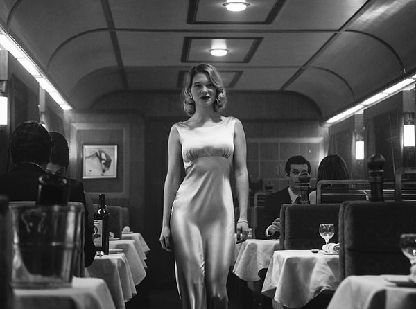 7. Сможете ли вы вспомнить цвет платья девушки Джеймса Бонда из фильма "007: Спектр"?