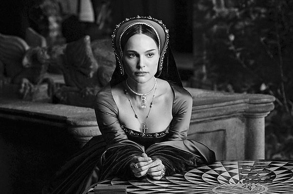 8. Припомните цвет этого роскошного платья Анны Болейн из фильма "Еще одна из рода Болейн"?