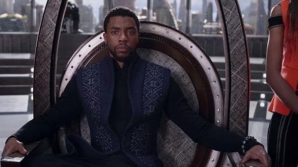 1. Американский актер Чедвик Боузман не постеснялся унести домой браслет принца Т'Чаллы.