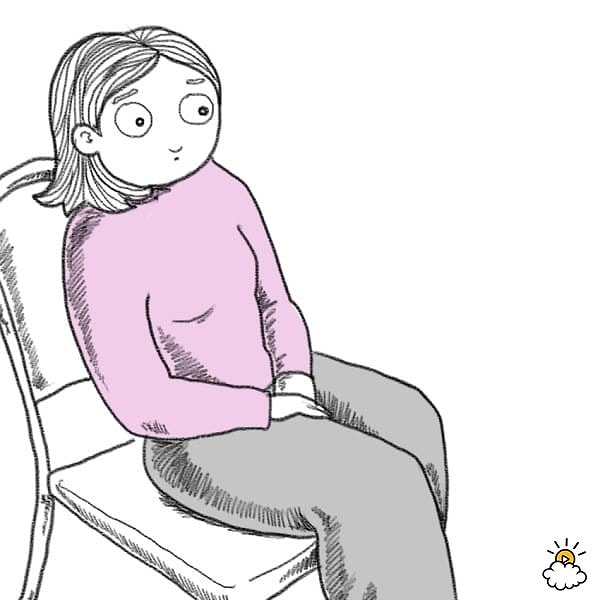 "Зажимая руки между ног"