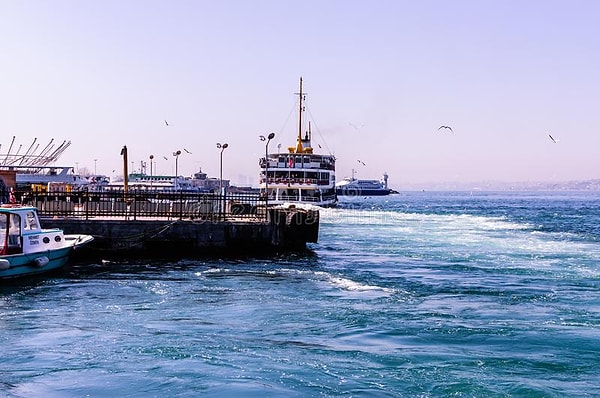 6. "Причина наших разочарований часто в том, что нас нет в настоящем, мы заняты воспоминаниями или ожиданием"