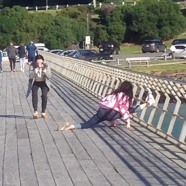 21. "Смотри, я могу толкнуть мост!"