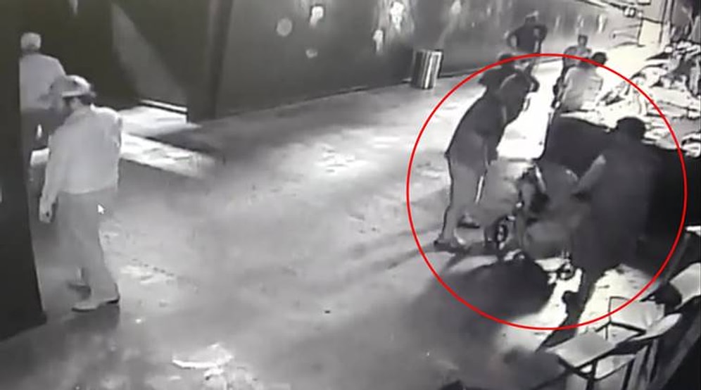 Akvaryumdan Köpek Balığı Çalıp Bebek Arabasıyla Kaçıran Hırsızlar