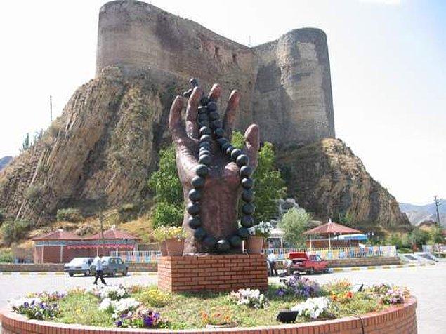4. Erzurum'daki oltu taşından tespih heykeli
