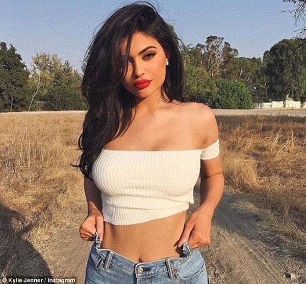 В те времена он еще не сходил с ума по Кайли Дженнер и её пышным губам. Полюбив девушку, он пристрастился к пластике.