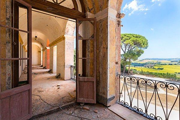 9. Terk edilmiş villadan Toskana Tepeleri manzarası.