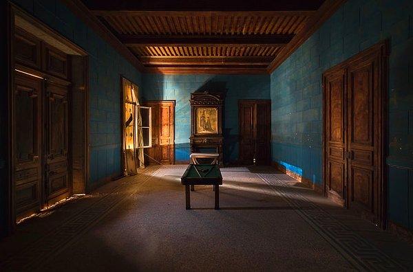 13. Bilardo masasının güzelleştirdiği mavi bir oda.