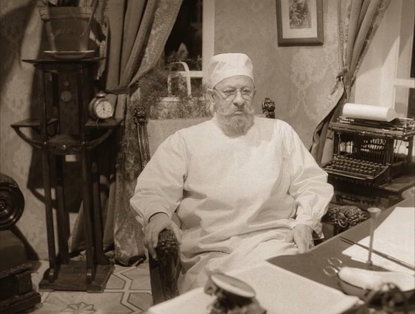 2. У профессора Преображенского из "Собачьего сердца" Булгакова тоже есть реальный прототип. Кто он?