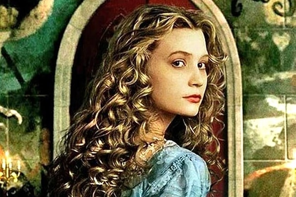 3. Льюис Кэролл был преподавателем математики в университете. Он часто рассказывал прелестной дочке декана факультета сказки, главной героиней которых была она сама. Так появилось произведение "Приключения Алисы в Стране чудес". Как звали девочку?