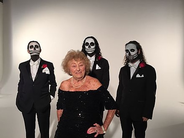 9. «Писать стихи в стол неинтересно, а так миллионы людей слышат их на YouTube».