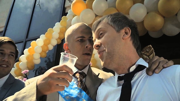 2. В каком комедийном фильме вы могли видеть Александра Паля и Сергея Светлакова?