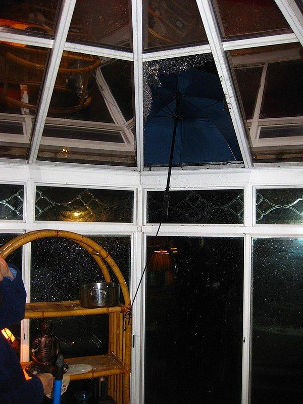 15. Kırılmış bir pencereyi tamir etmenin en iyi yoludur şemsiye...