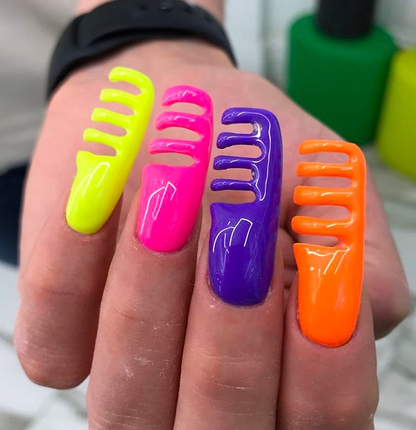 7. Вариант для девушек, которые постоянно забывают дома расчёску...