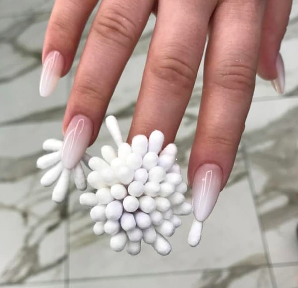 9. Эм... Забудьте о чистке ушей с таким маникюром 😂