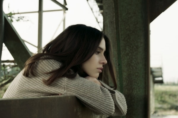 8. Слова необходимы женщине, как глоток воздуха, они всегда идут от сердца. Так что ее молчание — это начало конца. Она молчит, потому что вы больше не заслуживаете ее слов.