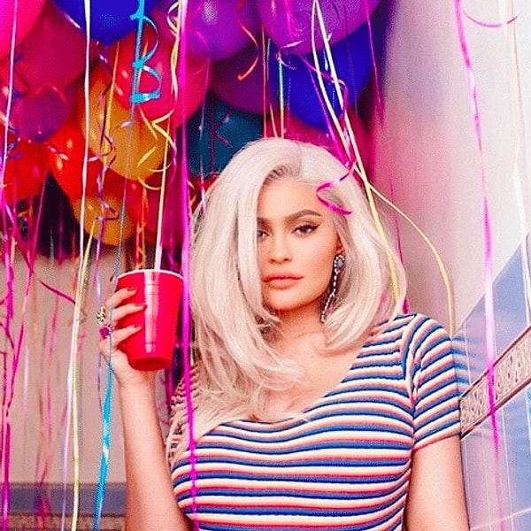 Девушке и так несказанно везет, а тут еще и Инстаграм решил создать специальный фильтр, посвященный её персоне.