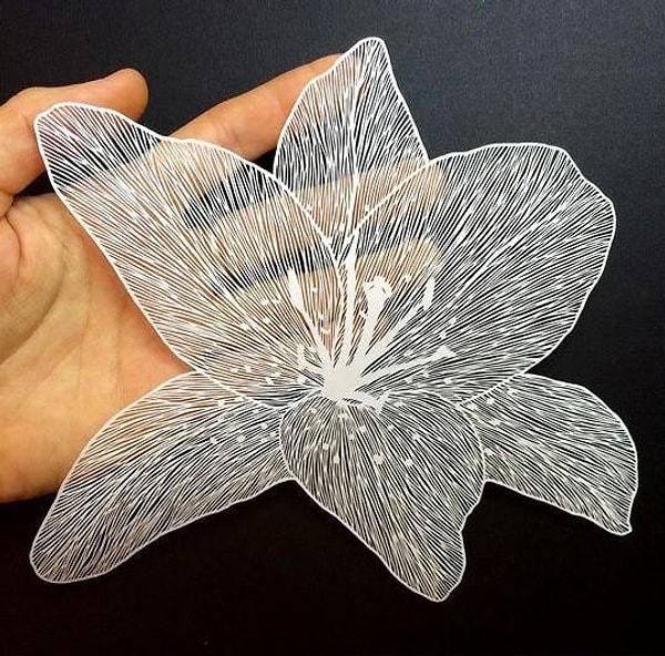 3. Tek bir parça kağıttan yapılmış bu küçük çiçek...