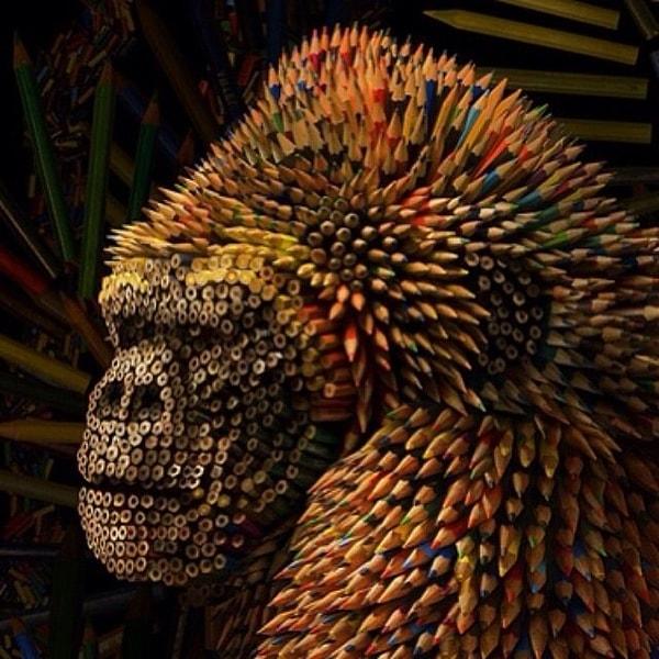 11. Renkli kalemlerden yapılmış bir goril...