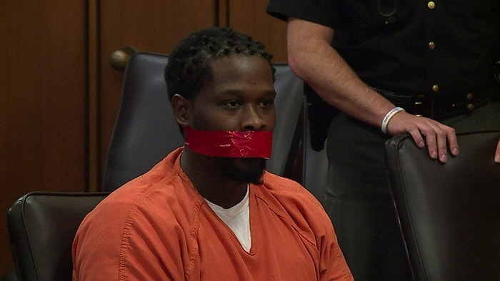 Uyarılara Rağmen Konuştuğu İçin Mahkeme Salonunda Ağzı Bantlanan Mahkum