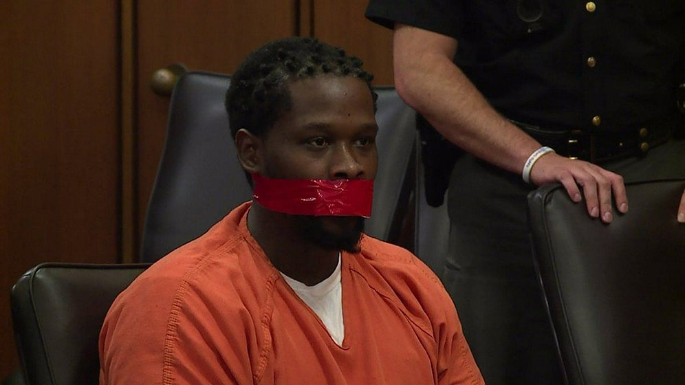 Uyarılara Rağmen Konuştuğu İçin Mahkeme Salonunda Ağzı Bantlanan Mahkum