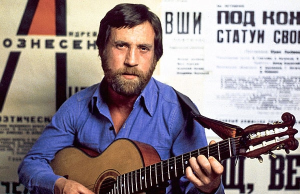 1. С каких магнитофонов люди впервые начали слушать песни Высоцкого?