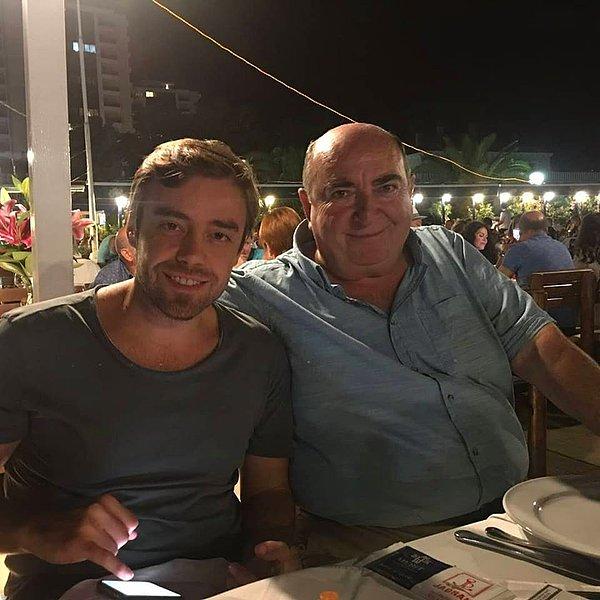 Ünlü şarkıcı Murat Dalkılıç'ın babası Sedat Dalkılıç, Karadağ'a bağlı Budva'da dönercilik yapıyor.