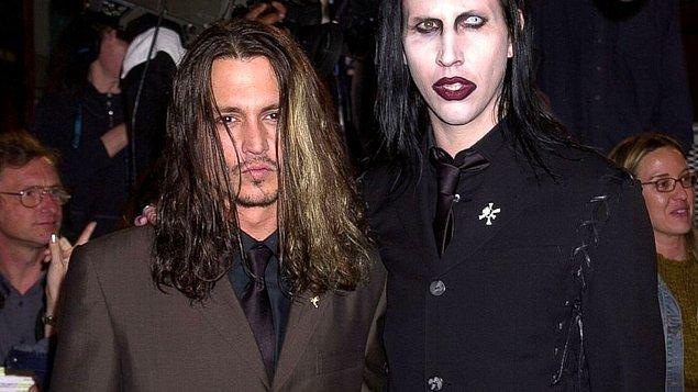 Bir dönem Depp'in alkollüyken, yakın arkadaşı Marilyn Manson ile kendisinin Hollywood ünlüler kaldırımındaki yıldızına işediği iddialar arasındaydı.