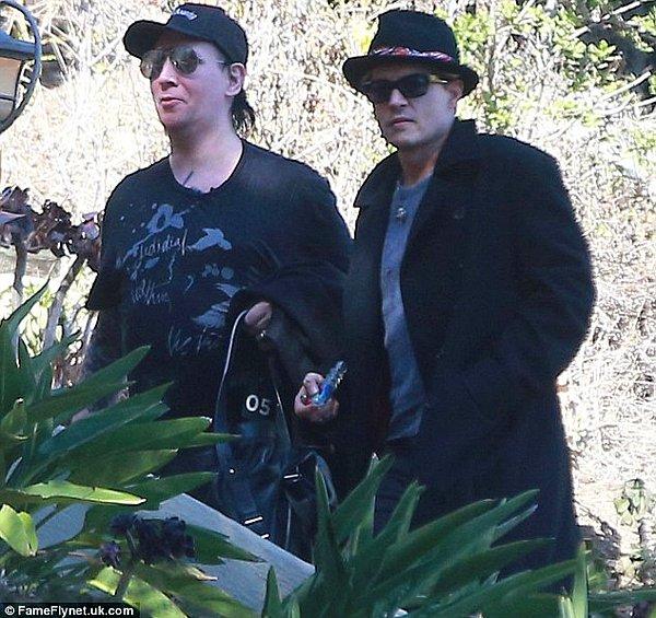 Johnny Depp yakın arkadaşı Marilyn Manson ile birlikte 2014'te kızı Lily-Rose'u okula bıraktıktan sonra bir eve girerken elinde esrarla görüntülenmişti.